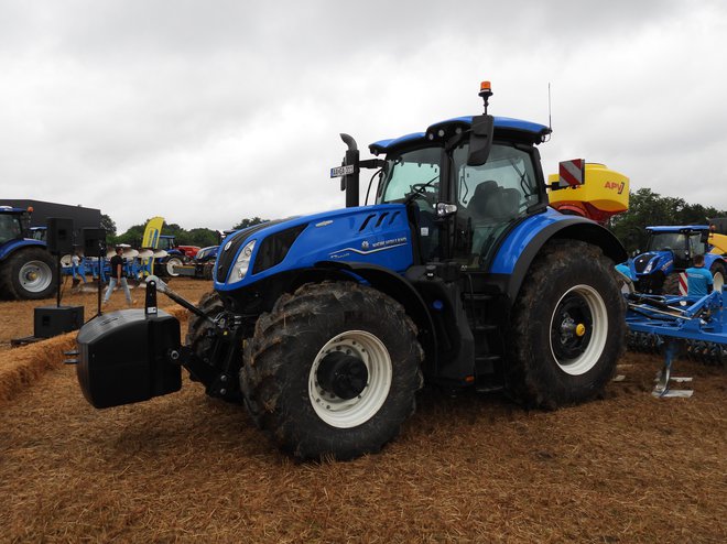 Eden izmed paradnih konjev na večernem demu je bil traktor new holland T7.340 HD autocommand. T7.340 HD ima 250 kW (340 KM) maksimalne moči po standardu ISO TR14396 – ECE R120. Autocommand je oznaka za brezstopenjski menjalnik​ CVT, ki omogoča vozno hitrost od 0,03 do 40 ali 50 km/h. Zadnje hidravlično dvigalo dvigne 11058 kg, sprednje pa 5821. FOTO: Tomaž Poje