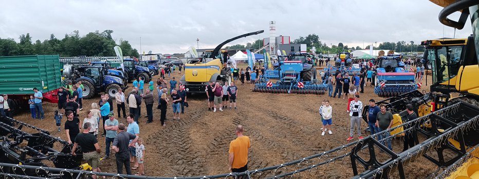 Fotografija: Panoramski pogled na del prizorišča večernega dema strojev za poljedelstvo znamke New Holland FOTO: Tomaž Poje