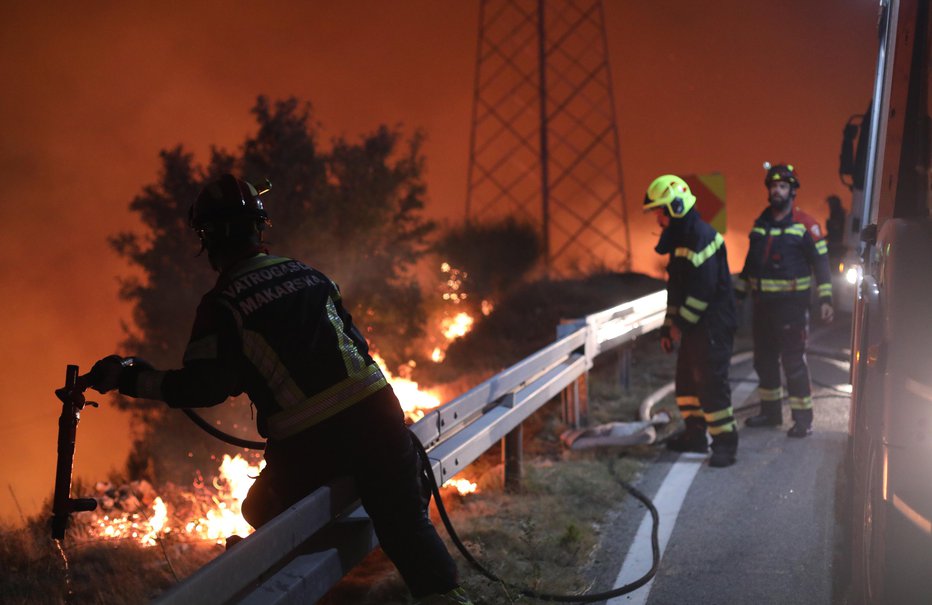 Fotografija: Požar v Tučepih danes gasi 237 gasilcev. FOTO: Ivo Cagalj, Pixsell