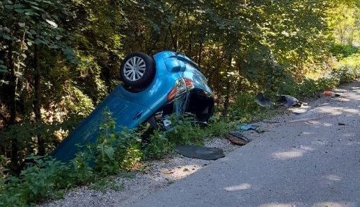 Fotografija: Avto je končal na strehi. FOTO: PP Sevnica