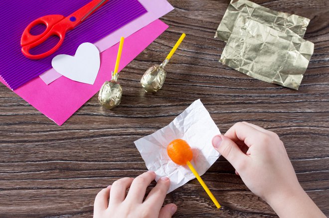 V srebro oblečena lizika lahko postane štafeta! FOTO: Elena_hramowa/Getty Images