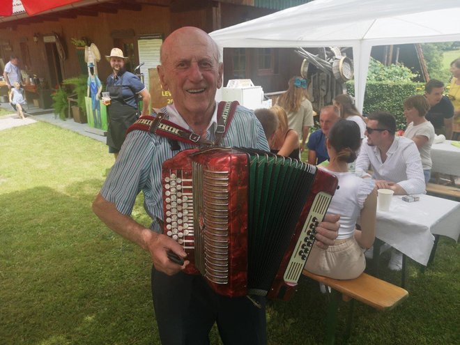 Srečanje Levstkovih družin je popestril harmonikar.