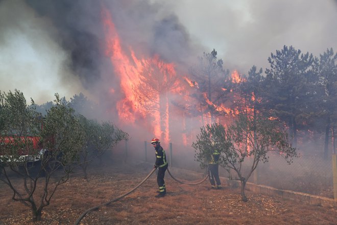 Od torka je aktivnih na stotine prostovoljnih in profesionalnih dalmatinskih gasilcev. FOTO: Reuters