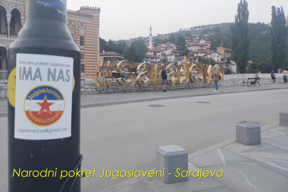 Fotografija: Po Sarajevu so se pojavili plakati z jugoslovanskimi simboli, ki sporočajo: »Še smo tu.« FOTO: Facebook