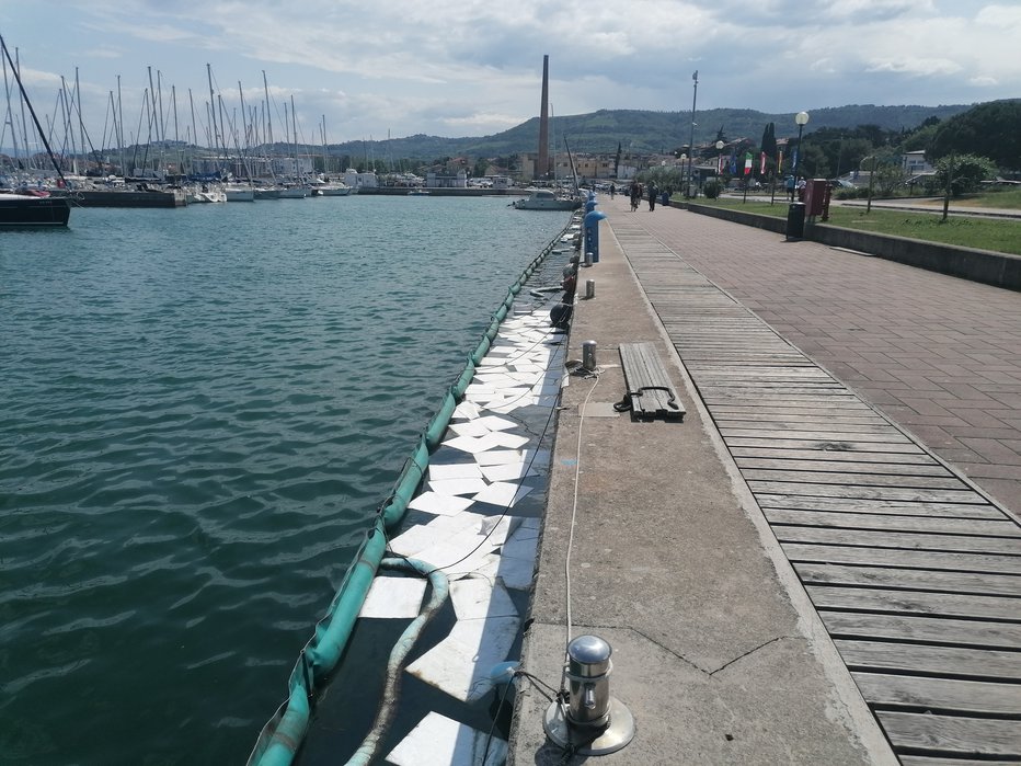 Fotografija: Akvatorij izolske marine so po onesnaženju ogradili. FOTO: Nataša Čepar