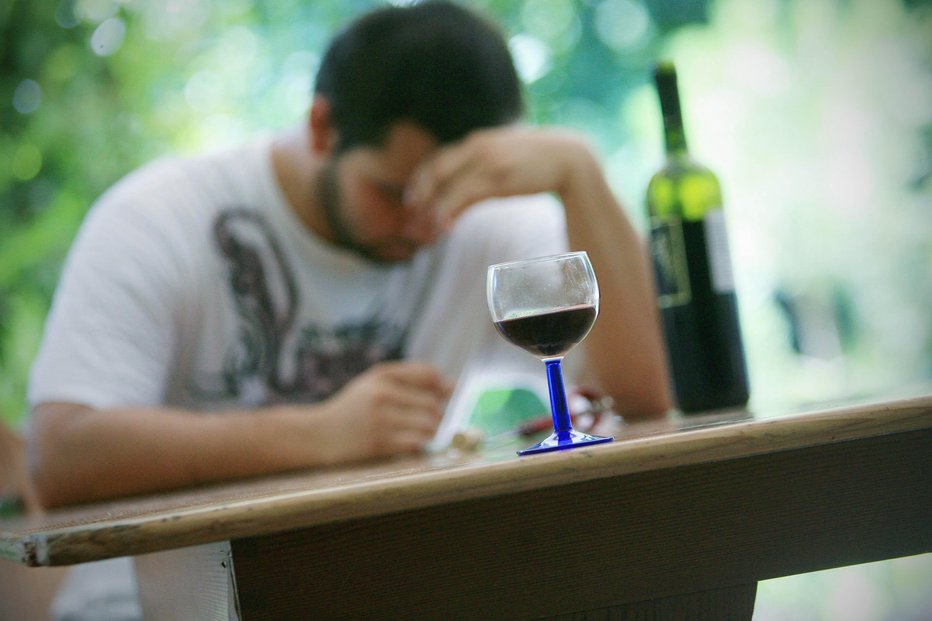 Fotografija: Naše bolnišnice v povprečju izključno zaradi alkohola vsak dan sprejmejo v oskrbo deset ljudi. FOTO: Leon Vidic