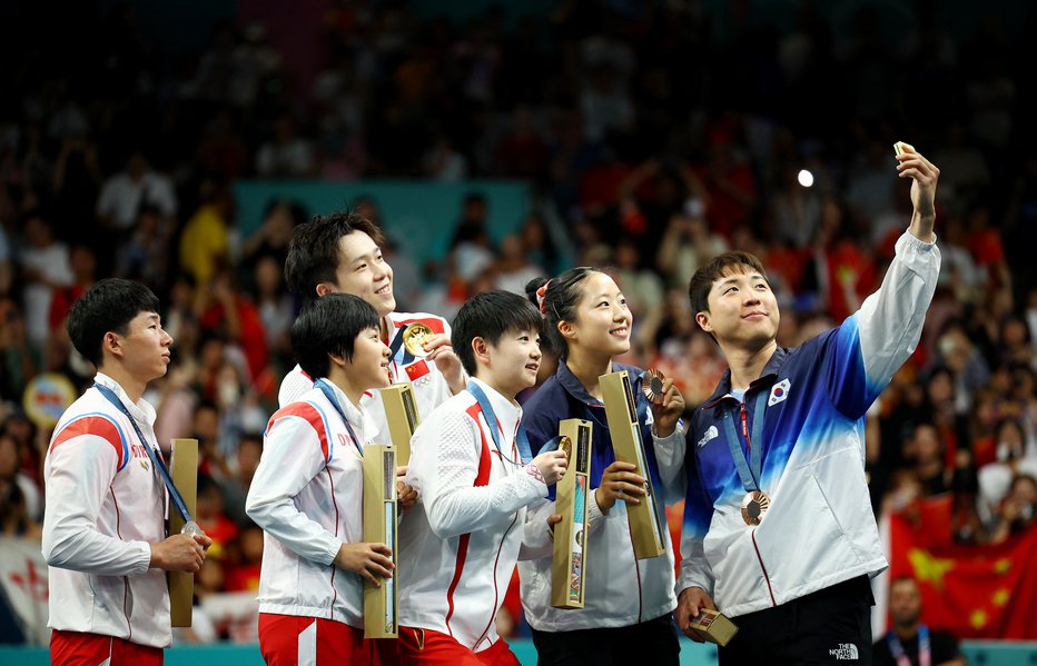 Fotografija: Ta selfi bo šel v zgodovino. FOTO: Kim Hong-ji Reuters