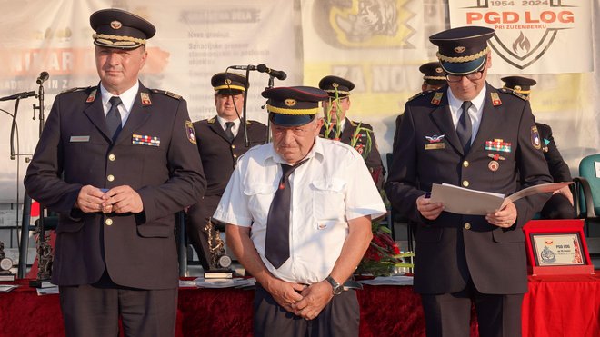 Zasluženo odlikovanje je iz rok poveljnika GZS Zvonka Glažarja (levo) in poveljnika Gasilske regije Dolenjske prejel Andrej Markovič.