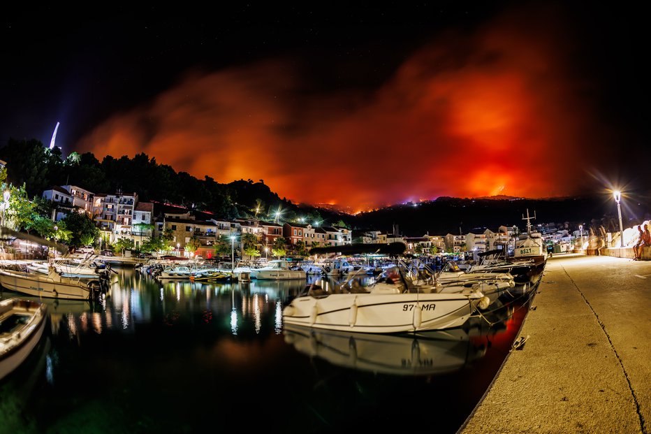 Fotografija: Požar nad Podgoro. FOTO: Zvonimir Barisin/pixsell Pixsell