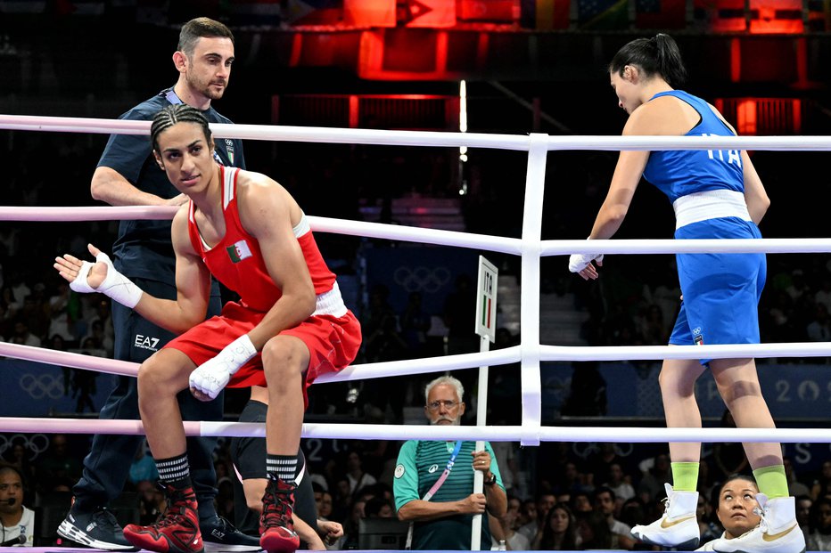 Fotografija: Alžirka Imane Khelif v rdečem in Italijanka Angela Carini v modrem FOTO: Mohd Rasfan Afp