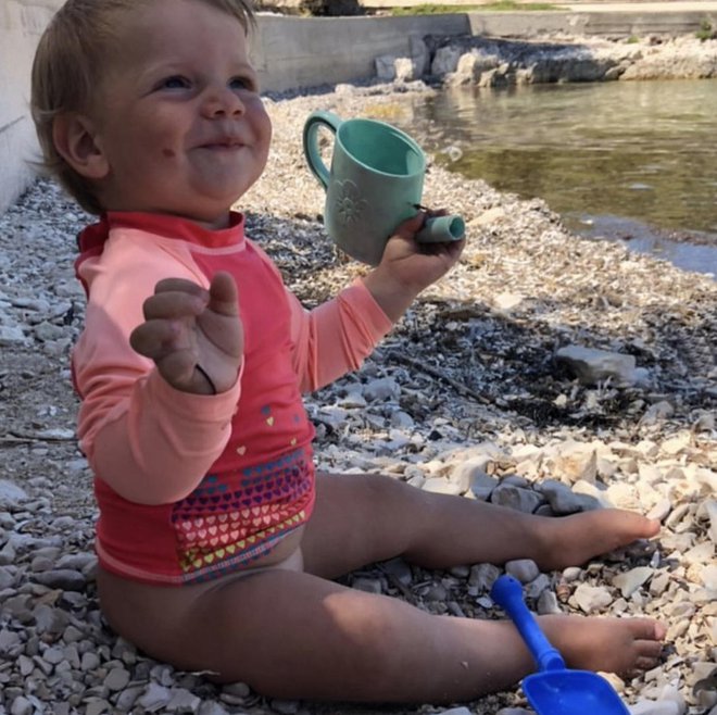 Kamnita plaža je odlična igralnica za najmlajšega člana, sinčka Luna.