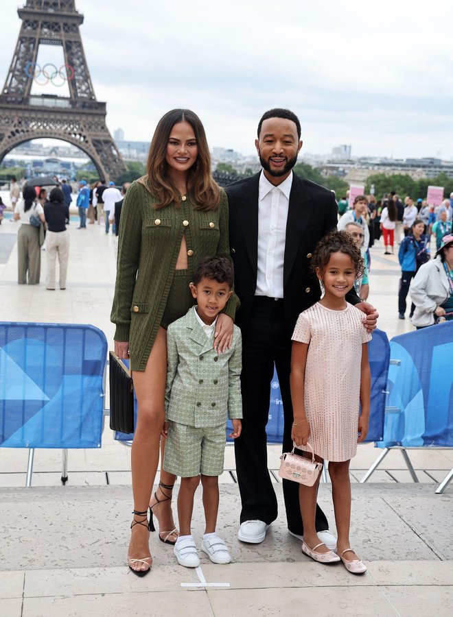 Pevec John Legend in njegova žena Chrissy Teigen sta s seboj na odprtje in tekme pripeljala sina Milesa in hčerko Luno, najmlajša dva sta pustila doma.