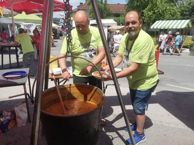 Zmagovalci letošnje vampijade iz Prekmurja so za nagrado pripravili specialiteto tudi na tržnem dnevu.