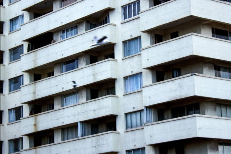 Fotografija: Blok, v katerem živi Enzova družina. FOTOGRAFIJI: osebni arhiv