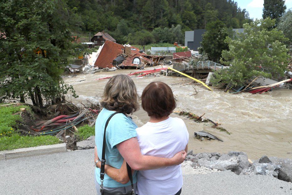 Fotografija: 2023.: Katka Fužir s hčerko Gabrielo je zajokala ob pogledu na porušeno družinsko hišo v reki Meži. FOTO: Dejan Javornik