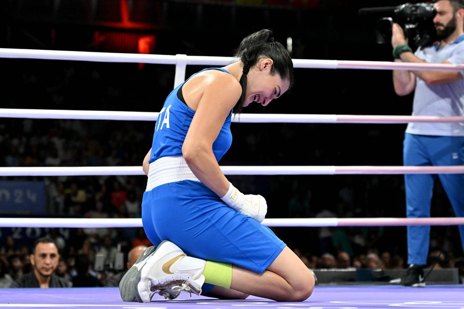 Fotografija: Angela Carini se je po porazu razjokala v ringu. FOTO: Mohd Rasfan Afp