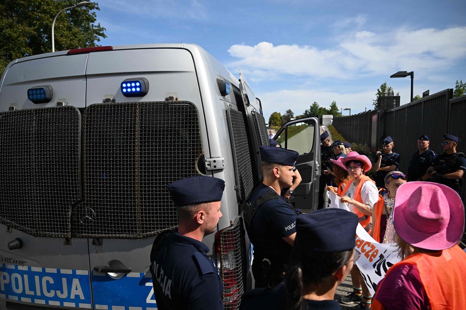 Fotografija: Protestniki pred stadionom, na katerem je imela koncert Taylor Swift. FOTO: Sergei Gapon Afp