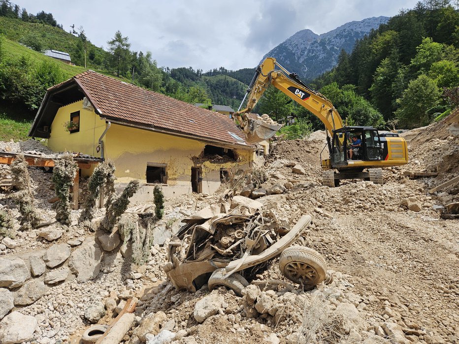 Fotografija: Ogromen plaz s Kalškega grebena je zasul dve hiši v Kokri. FOTO: Tina Horvat