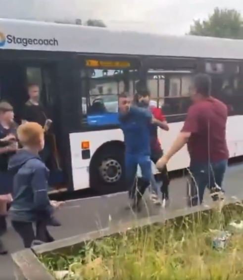 Fotografija: Protestom in izgredom je botroval ponedeljkov napad z nožem v obmorskem mestu Southport, v katerem so bile ubite tri deklice. FOTO: Zaslonski Posnetek Omrežje X