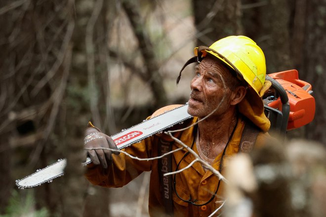 Gasilci po več dni ostajajo na požarni črti. FOTO: Fred Greaves/Reuters