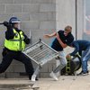 Nemiri se nadaljujejo, premier demonstrante označil za desničarske skrajneže (FOTO in VIDEO)