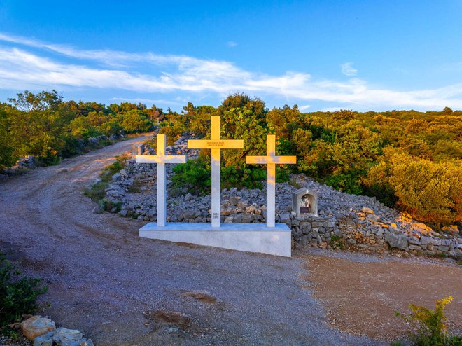 Najvišji meri 3,6 metra, stranska sta visoka tri metre. FOTO: Fran Karabaić/Občina Punat