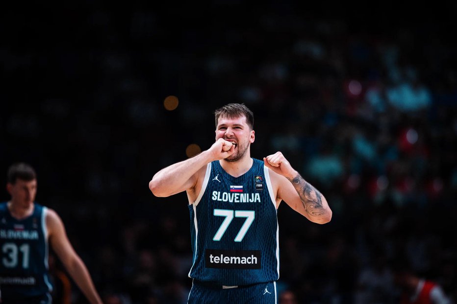 Fotografija: Košarkarski zvezdnik Luka Dončić se že spoznava s poljedelstvom in živinorejo. FOTO: Fiba