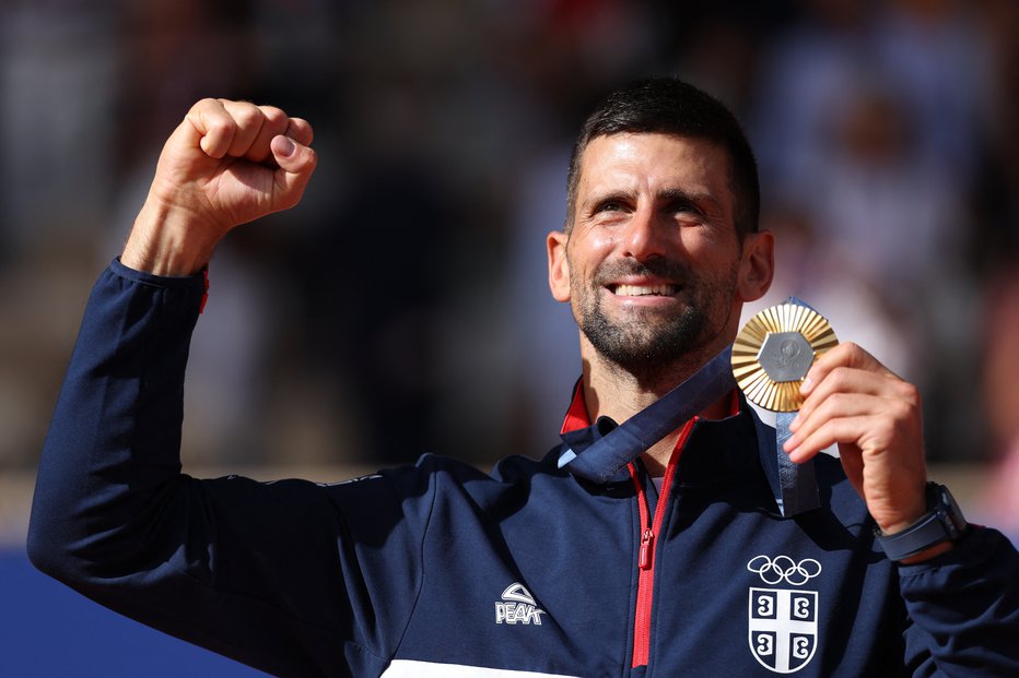 Fotografija: Paris 2024 Olympics - Tennis - Men's Singles Victory Ceremony - Roland-Garros Stadium, Paris, France - August 04, 2024. Gold medallist Novak Djokovic of Serbia poses with his medal. REUTERS/Claudia Greco FOTO: Claudia Greco Reuters