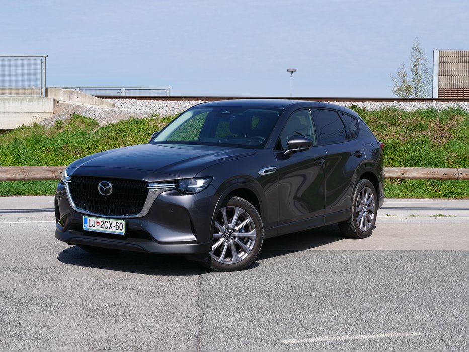 Fotografija: Mazda želi z modelom CX-60 konkurirati nemškim premijskim znamkam in z novim dizlom je na dobri poti. FOTO: Blaž Kondža