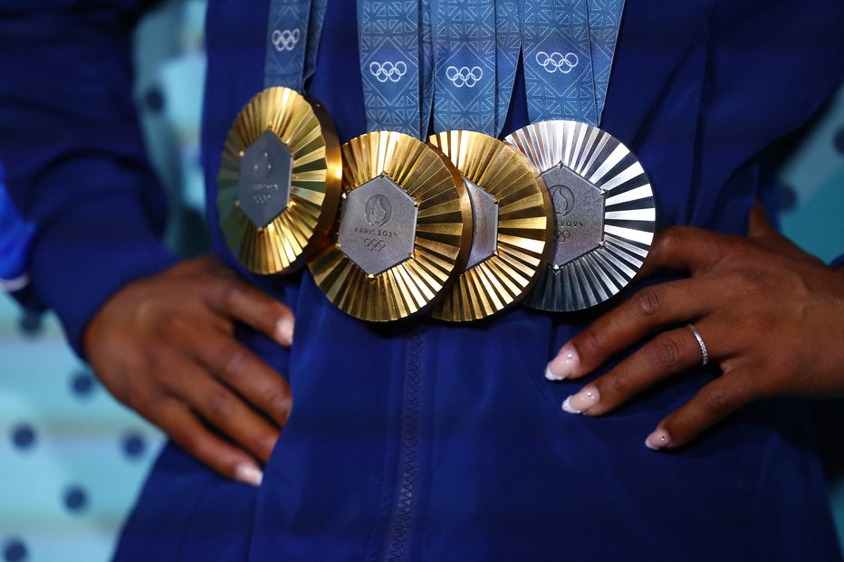 Fotografija: Tri zlate in ena srebrna medalja, ki si jih je na letošnjih olimpijskih igrah okoli vratu nadela Simone Biles. FOTO: Hannah Mckay Reuters