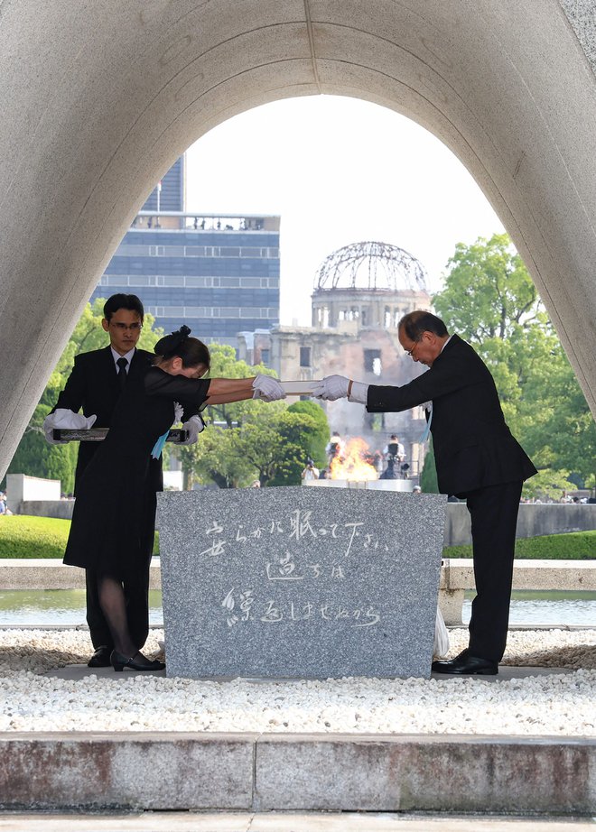 Župan Hiroshime Kazumi Matsui na spominski slovesnosti. FOTO: Str Afp