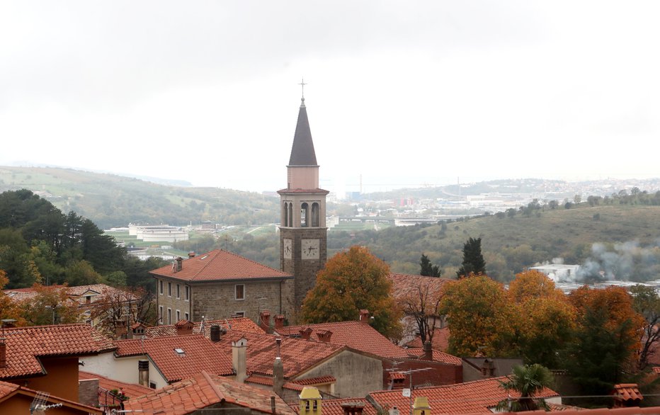 Fotografija: Zvonik cerkve sv. Urha v Dolini pri Trstu FOTO: Dejan Javornik