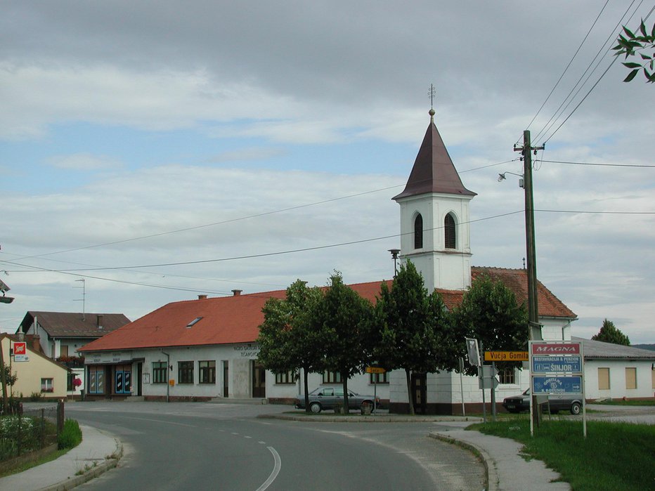 Fotografija: V Tešanovcih bijejo plat zvona. FOTO: Oste Bakal