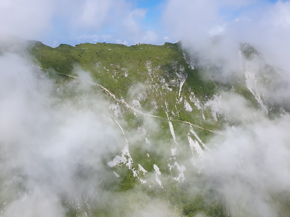 Fotografija: Helikopter je rešil pohodnico, ki se je pri zdrsu hudo poškodovala. FOTO: Pu Kranj