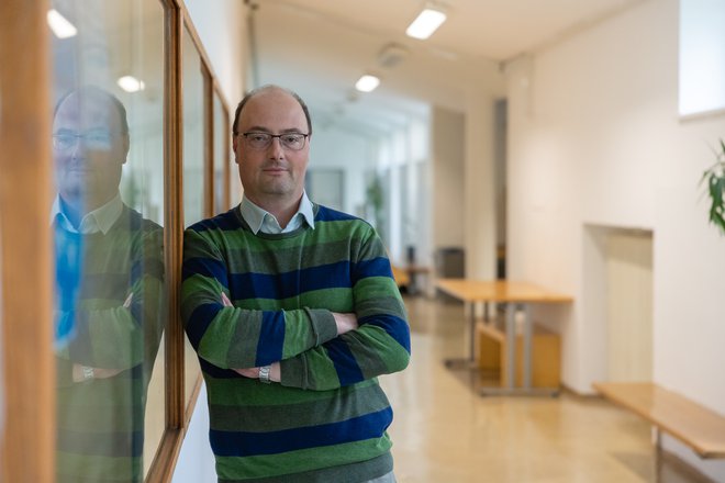 Marko Puschner opozarja na številne pasti, ki prežijo na družabnih omrežjih, in uporabnike spodbuja k odgovornemu in premišljenemu ravnanju. Foto: Črt Piksi