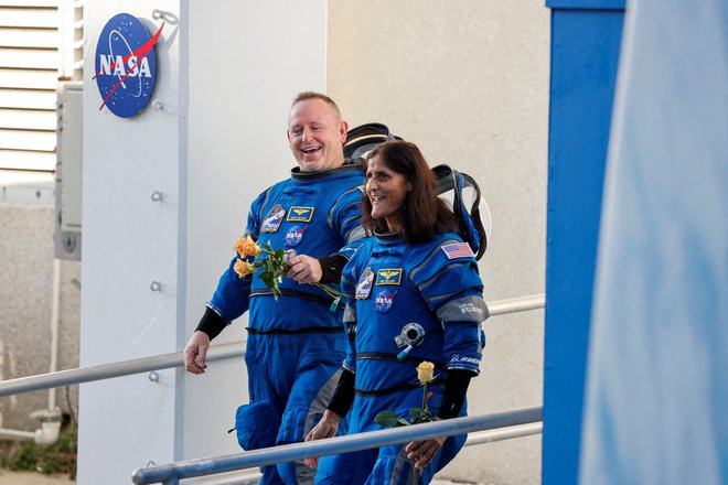 Butch Wilmore in Sunita Williams 5. junija, preden sta odpotovala v vesolje. FOTO: Joe Skipper Reuters