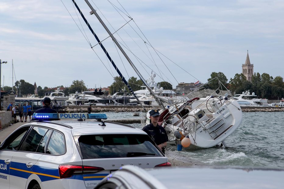 Fotografija: Sunek vetra jo je vrgel na obalo. FOTO: Sime Zelic/pixsell Pixsell