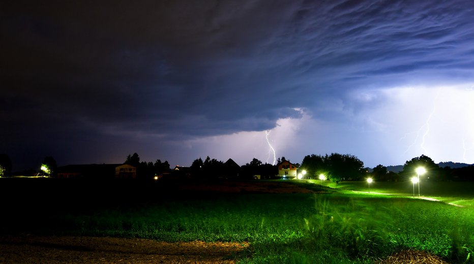 Fotografija: Bralec Egon je fotografiral nevihto na območju Občine Brežice. FOTO: Bralec Egon 