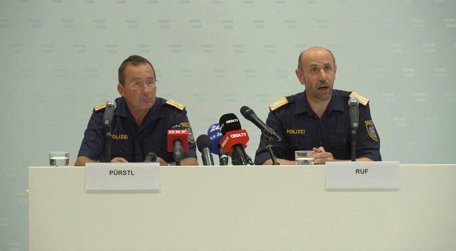 Franz Ruf (desno) je pojasnil podrobnosti preiskave. FOTO: Avstrijsko notranje ministrstvo/Reuters