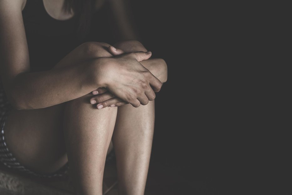 Fotografija: Woman lying on the floor crying with depression FOTO: Tinnakorn Jorruang Getty Images/istockphoto