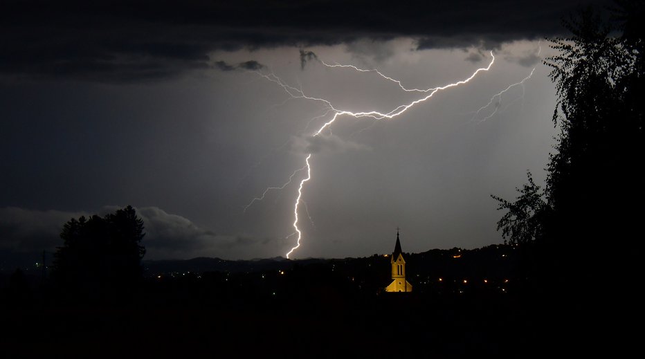 Fotografija: Bralec Egon je fotografiral nevihto na območju Občine Brežice. FOTO: Bralec Egon Cokan