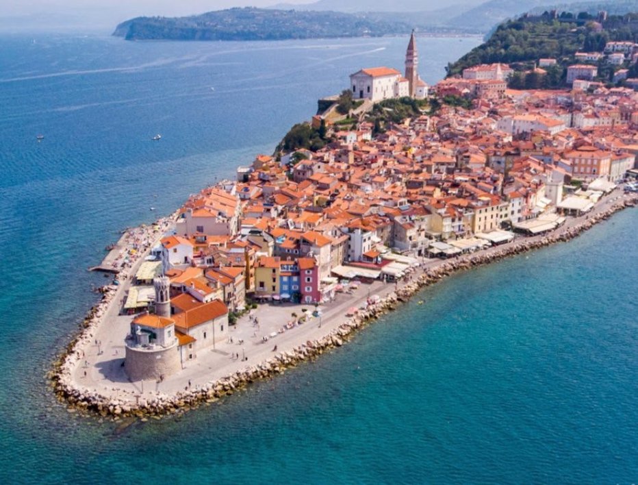 Fotografija: Stoji na skrajni konici Piranskega polotoka, ki se kot najzahodnejši del slovenske obale zajeda v Tržaški zaliv. FOTO: Piran.si