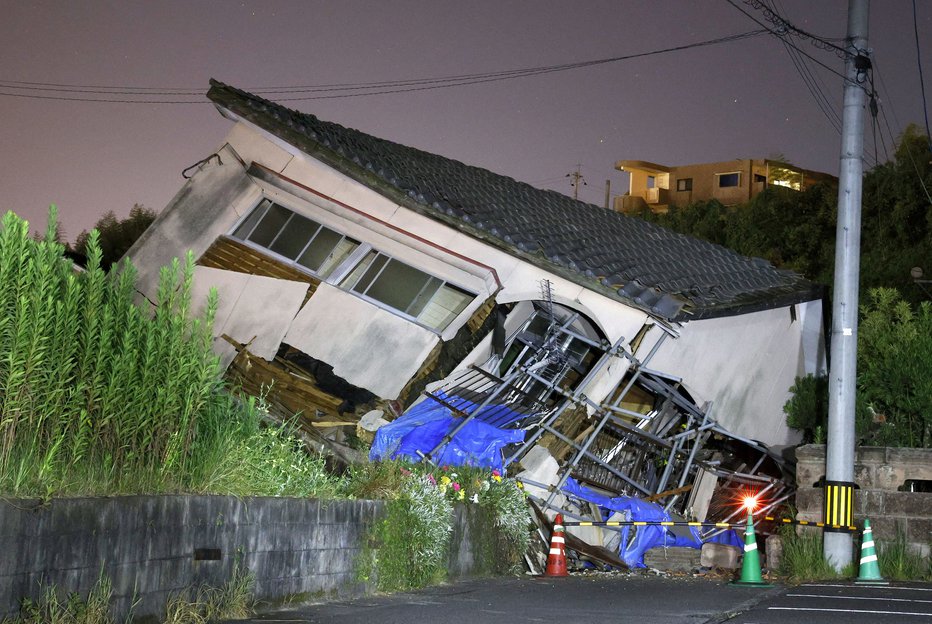 Fotografija: Jugozahodna Japonska: porušena hiša, 8. avgust. FOTO: Kyodo Via Reuters