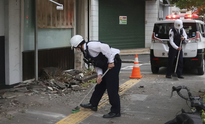 Japonski policisti med popotresno sanacijo v mestu Uwajima, aprila 2024. FOTO: Kyodo Via Reuters