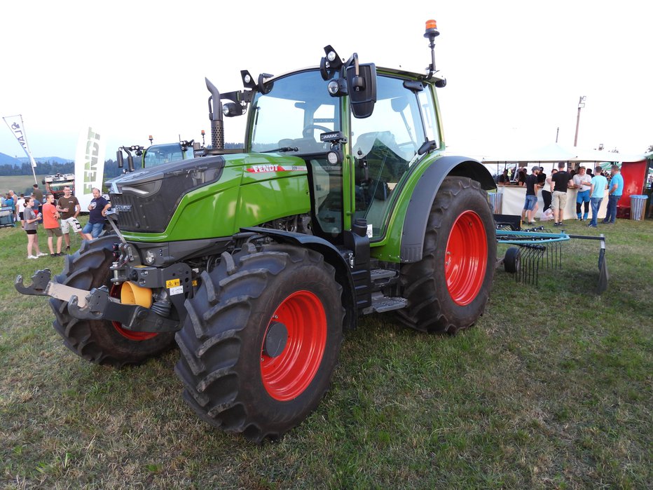 Fotografija: Fendt 209 Vario z zgrabljalnikom z eno vrtavko Lavrih FieldFlow 386. Traktor ima 69 kW (94 KM) moči. Brezstopenjsko transmisijo Vario pa imajo itak že vsi Fendtovi stroji. FOTOGRAFIJE: Tomaž Poje