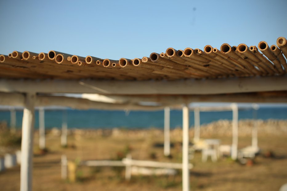 Fotografija: Motiv s plaže pri kraju Fasano, Italija. FOTO: Jure Eržen, Delo