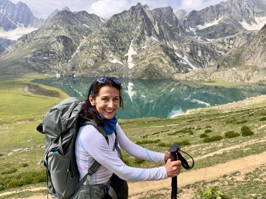 Fotografija: Betka Šuhel Mikolič in čudovita Bandipora Tulail. Do prvega večjega jezera so prišli tretji dan, bil je hkrati tudi najvišja točka, ki so jo dosegli. Povzpeli so se 4.200 metrov nad morje. FOTO: osebni arhiv