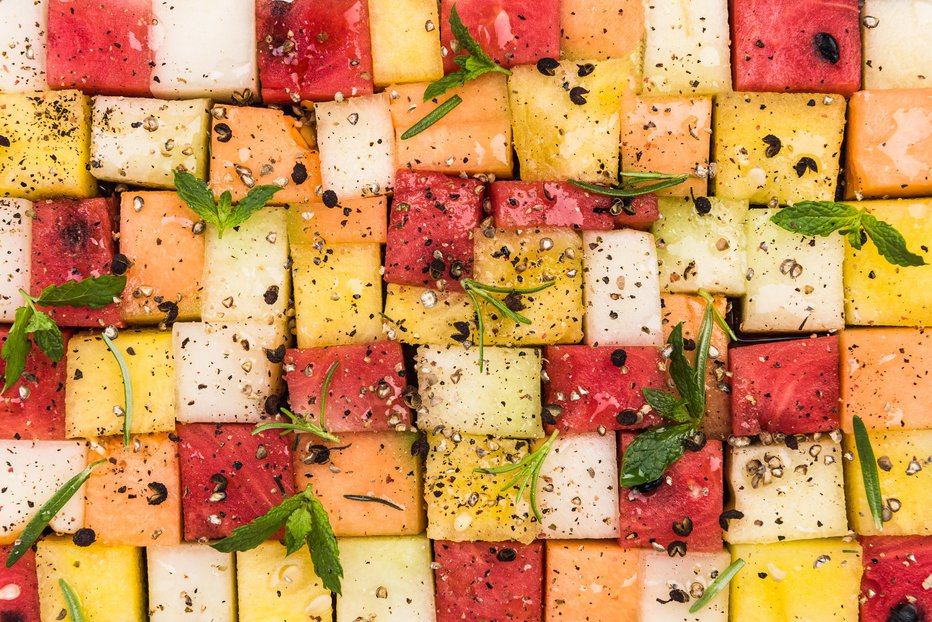 Fotografija: Solate so lahko tudi sladke: lubenica in dve vrsti melone z zelišči. Postrežemo dobro ohlajeno. FOTO: Merc67 Getty Images