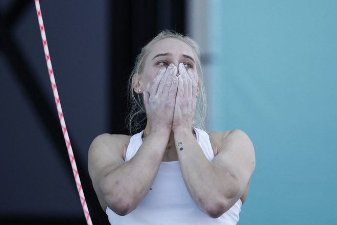 Z očmi je poiskala trenerja, pa ji je bilo jasno, da je prva, pravi mama. FOTO: Benoit Tessier/Reuters