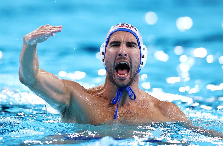 Fotografija: Navdušeni Strahinja Rasović ob osvojitvi zlate medalje. FOTO: Evgenia Novozhenina Reuters